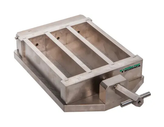 Precíziós hármas forma zsugorodásmérő csapok számára kialakított lyukakkal